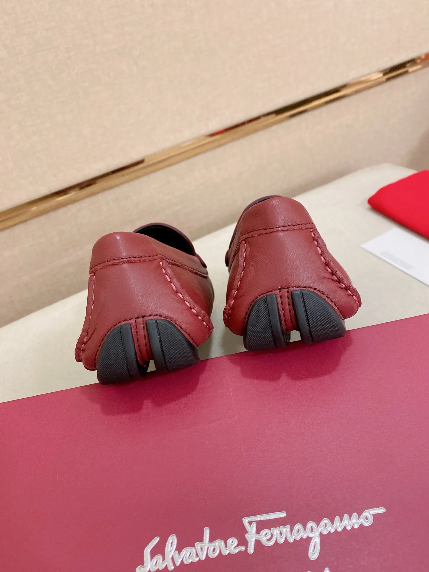 Men's shoes💰: 540💰High-end quality! Ferragamo🆕🆕Exclusive hot-selling products in stock🔥🔥New products on the shelves, high-quality Ferragamo men's pea shoes, high-end casual driving shoes, with complete packaging! 💪 💪 Material: imported first-layer pebbled cowhide 🐂 + imported high-quality water-dyed cowhide lining + wear-resistant outsole 👍🏻👍🏻 Features: high-end and comfortable, purely handmade 🚀 🚀 Create the perfect shoe that suits you best 🔥 🔥 Size: (38-44) 45 standard size can be customized!